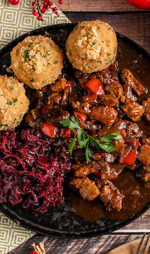 Vegan goulash with dumplings from Just Spices with red cabbage
